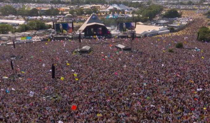 DIANA ROSS  KILLS THE LEGENDS SLOT AT GLASTONBURY