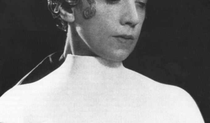 Elsa Schiaparelli with a plaster torso, 1933 Photo de Man Ray